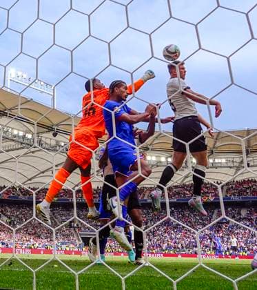 08.06.2025, Fussball UEFA Nations League 2024 25, Spiel um Platz 3, Deutschland - Frankreich, in der MHP-Arena Stuttgart, re: Niclas Füllkrug (Deutschland) Kopfball gegen Torwart Mike Maignan (li, Frankreich)