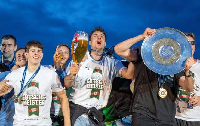 Handball, Herren, Saison 2024 2025, Meisterfeier der Füchse Berlin auf dem Badeschiff an der Arena Berlin nach der Rückkehr vom Spiel bei den Rhein-Neckar Löwen, im Bild: v.l. Max Beneke, Tim Freihöfer, Leo Prantner, Jerry Tollbring, Lukas Herburger, Max Darj mit Meisterschale, 08.06. 2025, Copyright: xMatthiasxKochx