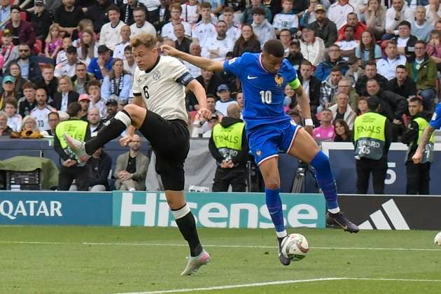 v. li. im Zweikampf Joshua Kimmich (Deutschland 6) Kylian Mbappe (Frankreich 10) 08.06.2025 Fussball UEFA Nations League Deutschland vs Frankreich, Nekarstadion, Stuttgart,