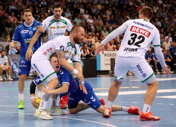 Sport Themen der Woche KW23 Sport Bilder des Tages BAU 08.06.2025 Stuttgart Handball TVB Stuttgart vs SC DHFK Leipzig, vorne v.l. Moritz Preuß (Leipzig), Torben Matzken (Stuttgart) *** BAU 08 06 2025 Stuttgart Handball TVB Stuttgart vs SC DHFK Leipzig, front from l Moritz Preuß Leipzig , Torben Matzken Stuttgart