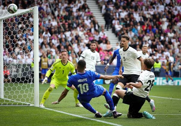 08.06.2025, Nations League, Deutschland vs Frankreich, Stuttgart Football Arena, Fussball im Bild: Marc Andre der Stegen (Deutschland), Kylian Mbappe (Frankreich), Deniz Undav (Deutschland), Robin Koch (Deutschland), und Tom Bischof (Deutschland)