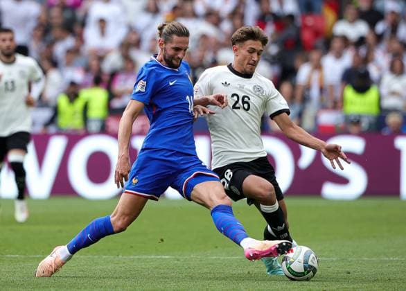 08.06.2025, Nations League, Deutschland vs Frankreich, Stuttgart Football Arena, Fussball im Bild: Adrien Rabiot (Frankreich) vs Tom Bischof (Deutschland)