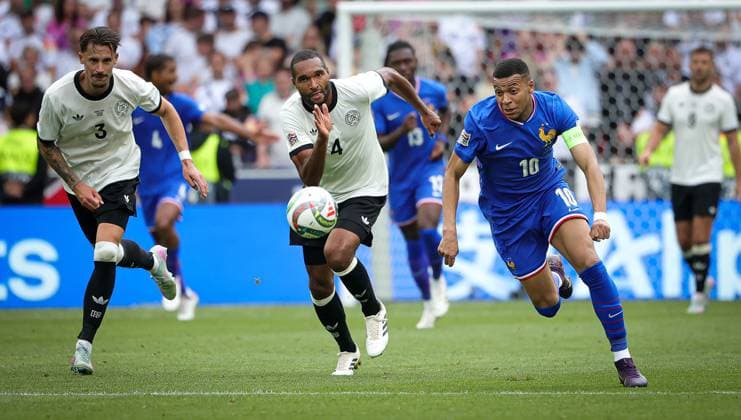Sport Bilder des Tages 08.06.2025, Nations League, Deutschland vs Frankreich, Stuttgart Football Arena, Fussball im Bild: Robin Koch (Deutschland) und Jonathan Tah (Deutschland) zu langsam vs Kylian Mbappe (Frankreich)
