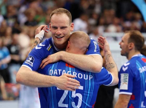 BAU 08.06.2025 Stuttgart Handball TVB Stuttgart vs SC DHFK Leipzig, Lenny Rubin (TVB, oben) umarmt Patrick Zieker
