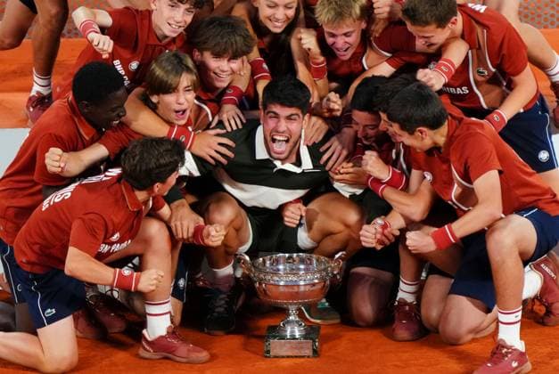 Bilder des Jahres 2025, Sport 06 Juni Sport Themen der Woche KW23 Sport Bilder des Tages Carlos Alcaraz celebrates with ball kids French Open Tennis, Day Fifteen, Tennis, Roland Garros, Paris, France - 08 Jun 2025 EDITORIAL USE ONLY No use with unauthorised audio, video, data, fixture lists, club league logos or live services. Online in-match use limited to 120 images, no video emulation. No use in betting, games or single club league player publications.  Copyright: xJavierxGarcia Shutterstockx 15346224bu