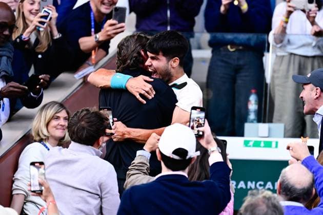 TENNIS : Roland Garros 2025 - Internationaux de France - 08 06 2025 Carlos Alcaraz ( Spain ) celebrates with Juan Carlos Ferrero ( coach Carlos Alcaraz ) during the 2025 French Open at Roland Garros on Juin 08 , 2025 in Paris, France. ( Photo Dante Badano PSNewz ) - ParisFrance  Copyright: xx