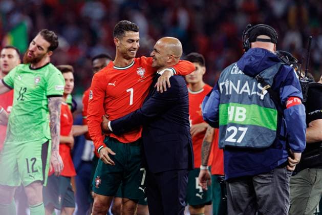 Sport Bilder des Tages Cristiano Ronaldo and Roberto Martinez seen celebrating during UEFA Nations League 2025 final game between national teams of Portugal and Spain (Maciej Rogowski) Munich Allianz Arena Germany Copyright: xMaciejxRogowskix portugalspain2425-037