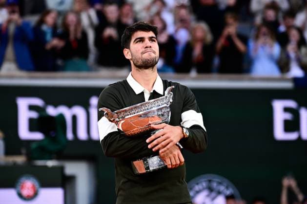 Sport Bilder des Tages TENNIS : Roland Garros 2025 - Internationaux de France - 08 06 2025 Carlos Alcaraz ( Spain ) with trophy on hands during the 2025 French Open at Roland Garros on Juin 08 , 2025 in Paris, France. ( Photo Dante Badano PSNewz ) - ParisFrance  Copyright: xx