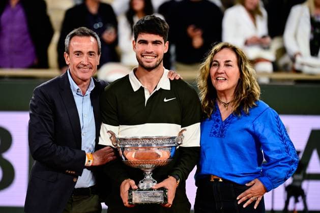 TENNIS : Roland Garros 2025 - Internationaux de France - 08 06 2025 Carlos Alcaraz ( Spain ) celebrates with his staff during the 2025 French Open at Roland Garros on Juin 08 , 2025 in Paris, France. ( Photo Dante Badano PSNewz ) - ParisFrance  Copyright: xx
