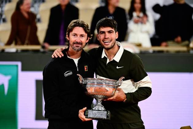 TENNIS : Roland Garros 2025 - Internationaux de France - 08 06 2025 Carlos Alcaraz ( Spain ) celebrates with Juan Carlos Ferrero ( coach Carlos Alcaraz ) during the 2025 French Open at Roland Garros on Juin 08 , 2025 in Paris, France. ( Photo Dante Badano PSNewz ) - ParisFrance  Copyright: xx