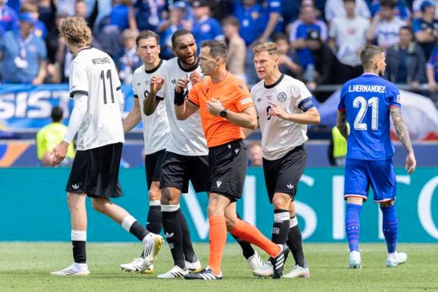 Stuttgart, Germany, June 08st 2025: A debate between Ivan KruÅ¾liak (referee), Jonathan Tah (4 GER) and Joshua Kimmich (6 GER) during the UEFA Nations League 3rd Place between Germany and France at Stuttgart Arena in Stuttgart, Germany. Philipp Kresnik (Philipp Kresnik SPP) Copyright: xPhilippxKresnikx xSPPx spp-en-PhKrSp-1KRE0219