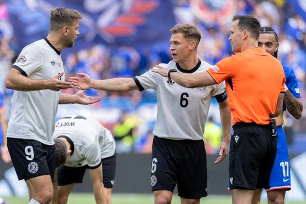 Stuttgart, Germany, June 08st 2025: A debate between Ivan KruÅ¾liak (referee), Niclas Fuellkrug (9 GER) and Joshua Kimmich (6 GER) during the UEFA Nations League 3rd Place between Germany and France at Stuttgart Arena in Stuttgart, Germany. Philipp Kresnik (Philipp Kresnik SPP) Copyright: xPhilippxKresnikx xSPPx spp-en-PhKrSp-1KRE0398