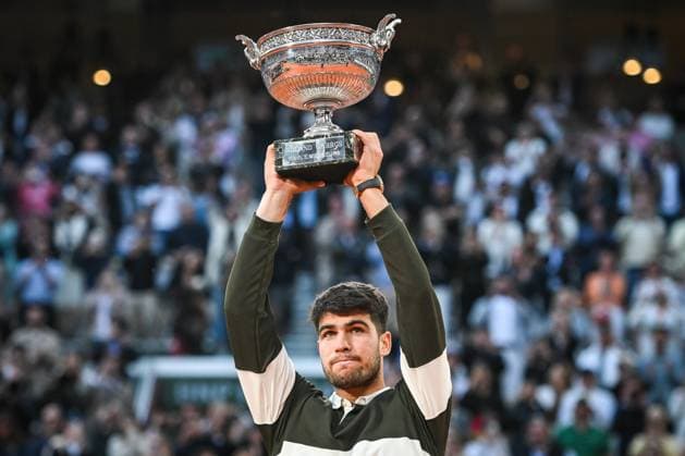 June 8, 2025, Paris, France, France: Carlos ALCARAZ of Spain celebrates his victory with the trophy during the fifteenth day of Roland-Garros 2025, French Open 2025, Grand Slam tennis tournament at Roland-Garros Stadium on June 08, 2025 in Paris, France. Paris France - ZUMAm308 20250608_zsp_m308_029 Copyright: xMatthieuxMirvillex