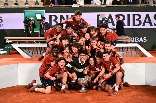 TENNIS : Roland Garros 2025 - Internationaux de France - 08 06 2025 Carlos Alcaraz ( Spain ) celebrates with ballboys during the 2025 French Open at Roland Garros on Juin 08 , 2025 in Paris, France. ( Photo Dante Badano PSNewz ) - ParisFrance  Copyright: xx