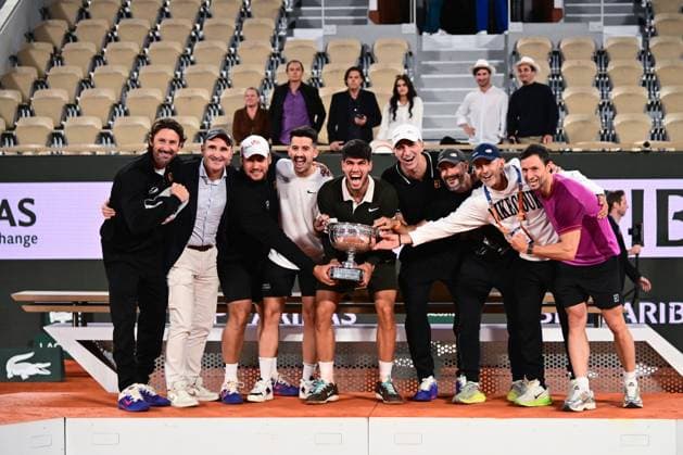 TENNIS : Roland Garros 2025 - Internationaux de France - 08 06 2025 Carlos Alcaraz ( Spain ) celebrates with hisf staff during the 2025 French Open at Roland Garros on Juin 08 , 2025 in Paris, France. ( Photo Dante Badano PSNewz ) - ParisFrance  Copyright: xx