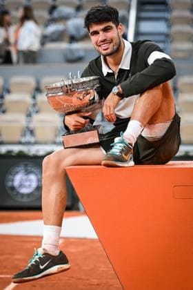 June 8, 2025, Paris, France, France: Carlos ALCARAZ of Spain celebrates his victory with the trophy during the fifteenth day of Roland-Garros 2025, French Open 2025, Grand Slam tennis tournament at Roland-Garros Stadium on June 08, 2025 in Paris, France. Paris France - ZUMAm308 20250608_zsp_m308_034 Copyright: xMatthieuxMirvillex