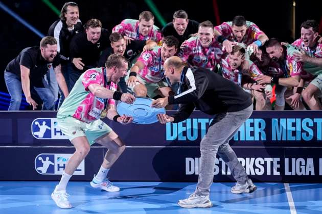 v.li.: Max Darj (Füchse, 5) und Paul Drux (Füchse, 95) mit der Schale, Spieler der Füchse Berlin bei der Siegerehrung, Ehrung, mit der Meisterschale, dem Pokal, der Trophäe, Jubel nach dem Schlusspfiff, jubeln, jubelt, Freude, Sieger, Sieg, Gewinner der Deutschen Meisterschaft 2024 25, Highlight, optimistisch, Deutscher Meister, Titelträger, Champion, Meisterjubel, fröhlich, optimistisch, positiv, Aktion, Action, 08.06.2025, Mannheim (Deutschland), Handball, Bundesliga, Rhein-Neckar Löwen - Füchse Berlin