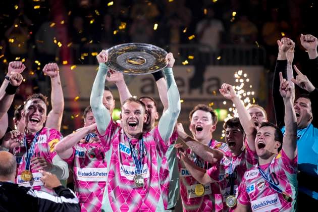 Mathias Gidsel (Füchse, 19) hält die Schale in der Hand, Spieler der Füchse Berlin bei der Siegerehrung, Ehrung, mit der Meisterschale, dem Pokal, der Trophäe, Jubel nach dem Schlusspfiff, jubeln, jubelt, Freude, Sieger, Sieg, Gewinner der Deutschen Meisterschaft 2024 25, Highlight, optimistisch, Deutscher Meister, Titelträger, Champion, Meisterjubel, fröhlich, optimistisch, positiv, Aktion, Action, 08.06.2025, Mannheim (Deutschland), Handball, Bundesliga, Rhein-Neckar Löwen - Füchse Berlin
