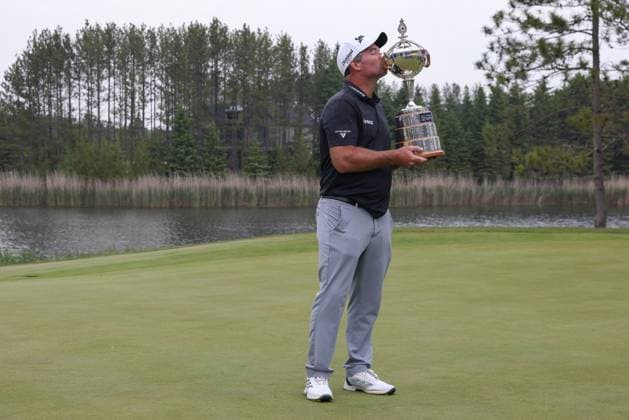 PGA, Golf Herren 2025: RBC Canadian Open, Final Round Jun 08 June 08, 2025: Ryan Fox kisses the RBC Canadian Open championship trophy after winning a three hole playoff in the final round of the RBC Canadian Open held at TPC Toronto at Osprey Valley in Caledon, Ontario, Canada. Daniel Lea CSM (Credit Image: Â Daniel Lea Cal Media) Caledon Canada EDITORIAL USE ONLY Copyright: xx ZUMA-20250608_zma_c04_094.jpg DanielxLeax csmphotothree390994