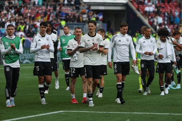 UEFA Nations League Spiel um Platz 3 - 24 25 - Deutschland - Frankreich am 08.06.2025 in der MHP Arena in Stuttgart Enttäuschte deutsche Spieler, hier u.a. mit Robin Gosens (Deutschland 21) , Aleksandar Pavlovic (Deutschland 25) , David Raum (Deutschland 22) , Robin Koch (Deutschland 3) , Leon Goretzka (Deutschland 8)