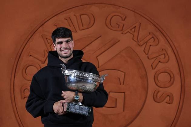 (250609) -- PARIS, June 9, 2025 -- Carlos Alcaraz poses for photos with the trophy after winning the men s singles final match between Jannik Sinner of Italy and Carlos Alcaraz of Spain at the French Open tennis tournament at Roland Garros, Paris, France, June 8, 2025. ) (SP)FRANCE-PARIS-TENNIS-FRENCH OPEN-MEN S SINGLES-FINAL LixJing 