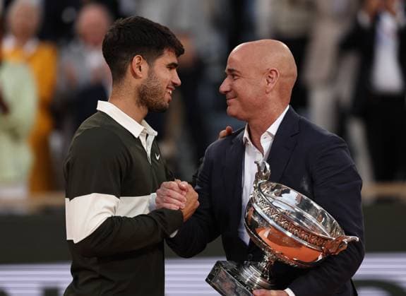 (250609) -- PARIS, June 9, 2025 -- Andre Agassi (R) presents the trophy to Carlos Alcaraz after the men s singles final match between Jannik Sinner of Italy and Carlos Alcaraz of Spain at the French Open tennis tournament at Roland Garros, Paris, France, June 8, 2025. ) (SP)FRANCE-PARIS-TENNIS-FRENCH OPEN-MEN S SINGLES-FINAL LixJing 