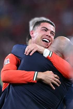 Sport Themen der Woche KW23 Sport Bilder des Tages 2025 UEFA Nations League Final: Portugal vs. Spain Cristiano Ronaldo of the Portugal national team, Nationalteam shares an emotional embrace with Coach Roberto Martinez after winning the trophy a second time after the 2025 UEFA Nations League Final: Portugal vs. Spain on 08 June 2025, at Munich Football Arena, in Munich, Germany Munich Munich Football Arena Germany Copyright: xAlexandraxFechetex DSC_3355