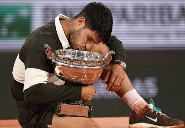 (250609) -- PARIS, June 9, 2025 -- Carlos Alcaraz kisses the trophy after winning the men s singles final match between Jannik Sinner of Italy and Carlos Alcaraz of Spain at the French Open tennis tournament at Roland Garros, Paris, France, June 8, 2025. ) (SP)FRANCE-PARIS-TENNIS-FRENCH OPEN-MEN S SINGLES-FINAL LixJing 