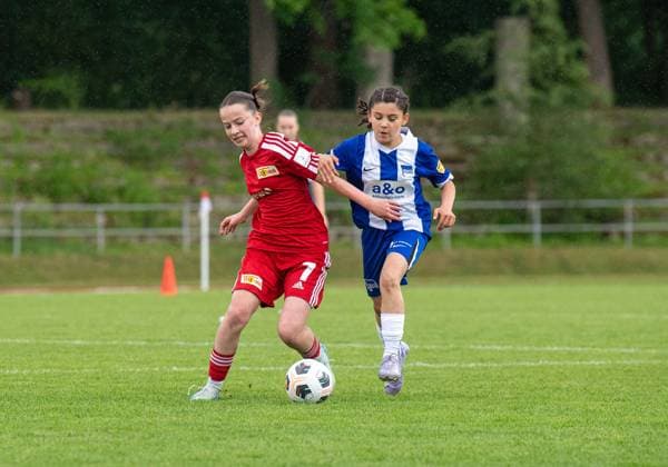 Fussball, Senioren, Saison 2024 2025, Finale im Berliner Pokal der D-Juniorinnen im Volkspark Mariendorf, Hertha BSC - 1. FC Union Berlin, v.l. Edina Gjibegji (Union), Misem Caylakoglu (Hertha), 09.06. 2025, Copyright: xSebastianxRäppold MatthiasxKochx