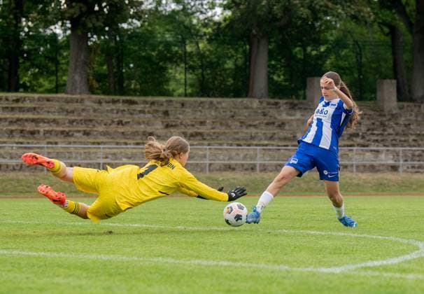 Fussball, Senioren, Saison 2024 2025, Finale im Berliner Pokal der D-Juniorinnen im Volkspark Mariendorf, Hertha BSC - 1. FC Union Berlin, Dlvin Qaso (Hertha) erzielt das Tor zum 4:0 gegen Torhüterin Ina Lützow (Union), 09.06. 2025, Copyright: xSebastianxRäppold MatthiasxKochx