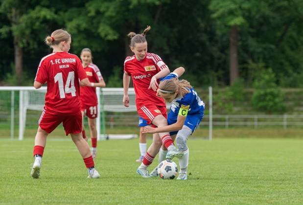 Fussball, Senioren, Saison 2024 2025, Finale im Berliner Pokal der D-Juniorinnen im Volkspark Mariendorf, Hertha BSC - 1. FC Union Berlin, v.l. Anna Polina Frank (Union), Edina Gjibegji (Union), Elin Luise Huesker (Hertha), 09.06. 2025, Copyright: xSebastianxRäppold MatthiasxKochx