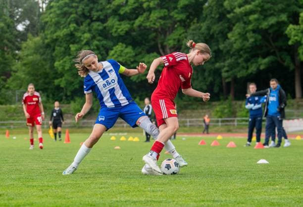 Fussball, Senioren, Saison 2024 2025, Finale im Berliner Pokal der D-Juniorinnen im Volkspark Mariendorf, Hertha BSC - 1. FC Union Berlin, v.l. Elin Luise Huesker (Hertha), Anna Polina Frank (Union), 09.06. 2025, Copyright: xSebastianxRäppold MatthiasxKochx