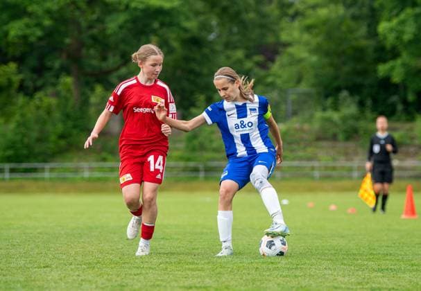 Fussball, Senioren, Saison 2024 2025, Finale im Berliner Pokal der D-Juniorinnen im Volkspark Mariendorf, Hertha BSC - 1. FC Union Berlin, v.l. Anna Polina Frank (Union), Elin Luise Huesker (Hertha), 09.06. 2025, Copyright: xSebastianxRäppold MatthiasxKochx