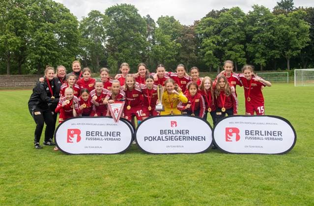Fussball, Senioren, Saison 2024 2025, Finale im Berliner Pokal der D-Juniorinnen im Volkspark Mariendorf, Hertha BSC - 1. FC Union Berlin, Siegerfoto Union U13, 09.06. 2025, Copyright: xSebastianxRäppold MatthiasxKochx