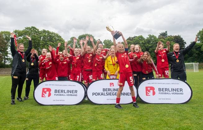 Sport Themen der Woche KW24 Fussball, Senioren, Saison 2024 2025, Finale im Berliner Pokal der D-Juniorinnen im Volkspark Mariendorf, Hertha BSC - 1. FC Union Berlin, Siegerfoto Union U13, 09.06. 2025, *** Soccer, Seniors, Season 2024 2025, Final of the Berlin Cup of the D Juniors in Volkspark Mariendorf, Hertha BSC 1 FC Union Berlin, Winner photo Union U13, 09 06 2025, Copyright: xSebastianxRäppold MatthiasxKochx