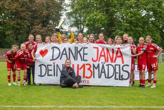 Fussball, Senioren, Saison 2024 2025, Finale im Berliner Pokal der D-Juniorinnen im Volkspark Mariendorf, Hertha BSC - 1. FC Union Berlin, Unions Spielerinnen bedanken sich mit Transparent bei Trainerin Jana-Alisa Neumann (vorn): Danke Jana, 09.06. 2025, Copyright: xSebastianxRäppold MatthiasxKochx