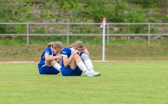 Fussball, Senioren, Saison 2024 2025, Finale im Berliner Pokal der D-Juniorinnen im Volkspark Mariendorf, Hertha BSC - 1. FC Union Berlin, v.l. Juli Meincke (Hertha), Elin Luise Huesker (Hertha), Enttäuschung nach Abpfiff, 09.06. 2025, Copyright: xSebastianxRäppold MatthiasxKochx