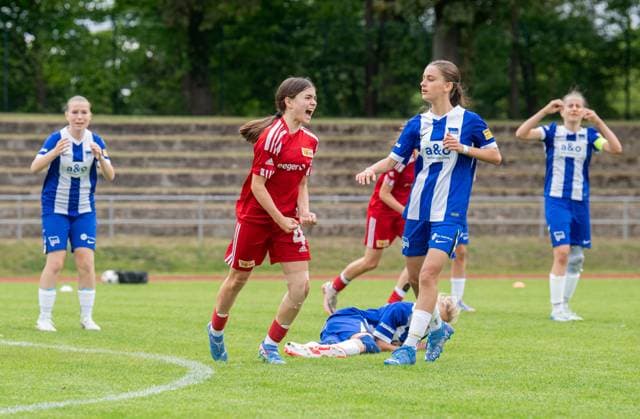 Fussball, Senioren, Saison 2024 2025, Finale im Berliner Pokal der D-Juniorinnen im Volkspark Mariendorf, Hertha BSC - 1. FC Union Berlin, v.l. Julietta Baranovszkij (Union), Jubel nach Tor zum 4:5, 09.06. 2025, Copyright: xSebastianxRäppold MatthiasxKochx