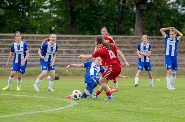 Fussball, Senioren, Saison 2024 2025, Finale im Berliner Pokal der D-Juniorinnen im Volkspark Mariendorf, Hertha BSC - 1. FC Union Berlin, v.l. Julietta Baranovszkij (Union), erzielt das Tor zum 4:5 gegen Mathilda Karnik (Hertha), 09.06. 2025, Copyright: xSebastianxRäppold MatthiasxKochx