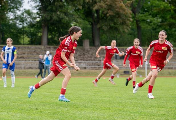 Fussball, Senioren, Saison 2024 2025, Finale im Berliner Pokal der D-Juniorinnen im Volkspark Mariendorf, Hertha BSC - 1. FC Union Berlin, v.l. Julietta Baranovszkij (Union), Jubel nach Tor zum 4:5, 09.06. 2025, Copyright: xSebastianxRäppold MatthiasxKochx