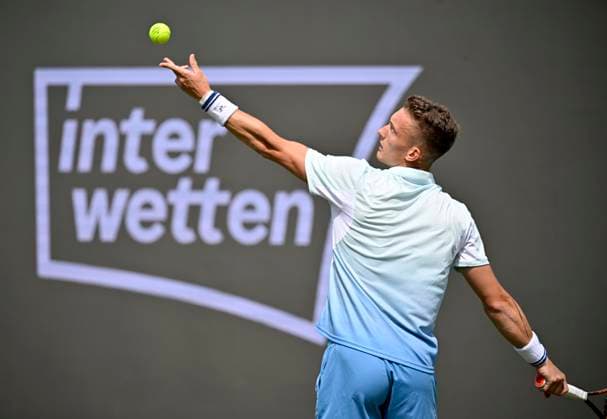 Jiri Lehecka CZE Aktion Aktion Aufschlag Tennis Herren BOSS Open ATP, Tennis Herren 500 Stuttgart 2025 Weissenhof BOSS Open ATP 500 Stuttgart 2025