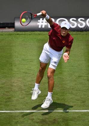 Brandon Nakashima USA Aktion Aufschlag Tennis Herren BOSS Open ATP, Tennis Herren 500 Stuttgart 2025 Weissenhof BOSS Open ATP 500 Stuttgart 2025