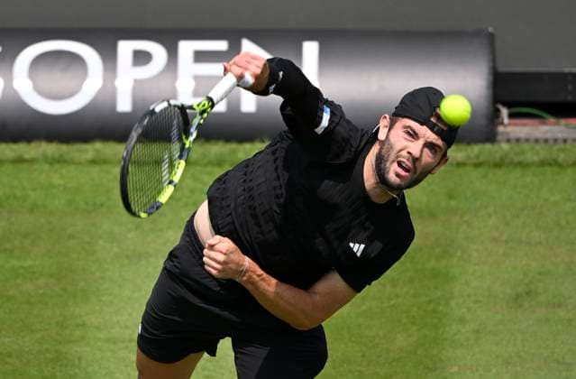 Jacob Fearnley GBR Aktion Aufschlag Tennis Herren BOSS Open ATP, Tennis Herren 500 Stuttgart 2025 Weissenhof BOSS Open ATP 500 Stuttgart 2025