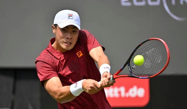 Brandon Nakashima USA Aktion Tennis Herren BOSS Open ATP, Tennis Herren 500 Stuttgart 2025 Weissenhof BOSS Open ATP 500 Stuttgart 2025