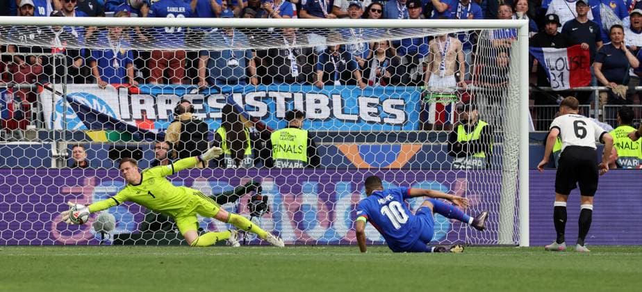 08.06.25 Deutschland - Frankreich Deutschland, Stuttgart, 08.06.2025, Fussball, UEFA Nations League, Spiel um Platz 3 in Stuttgart, Deutschland - Frankreich: v.l. Marc-Andre ter Stegen (Deutschland), Kylian Mbappe (Frankreich).