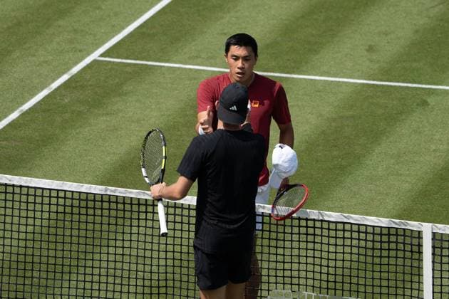 Handshake nach dem Spiel. Brandon Nakashima gewinnt in drei Saetzen, Jacob Fearnley vs. Brandon Nakashima, Tennis, ATP, Tennis Herren Turnier, Boss-Open, Center-Court, Sechzehntelfinale, 09.06.2025, Jacob Fearnley vs. Brandon Nakashima, Tennis, ATP-Turnier, Boss-Open, Center-Court, Sechzehntelfinale, 09.06.2025, Stuttgart Copyright: xEibner-Pressefoto EdwardxCheungx EP_ECG