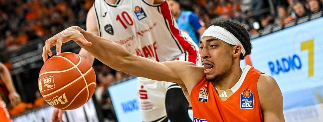 GER, BBL, Playoffs, ratiopharm Ulm vs FIT One Würzburg Baskets 07.06.2025, ratiopharm arena, Neu-Ulm, GER, BBL, Playoffs, ratiopharm Ulm vs FIT One Würzburg Baskets, im Bild Noa Essengue (Ulm, 12) mit eleganter Ballkontrolle
