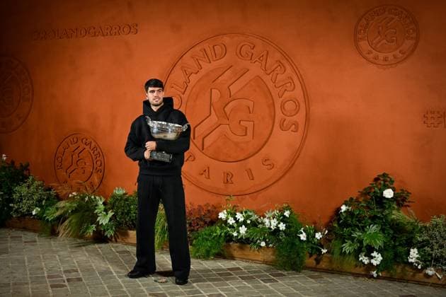 Tennis, French Open Sieger Carlos Alcaraz - Fotoshooting mit Trophäe Roland Garros International. Winner of this tournament for the second year, Carlos Alcaraz poses with the cup Internationaux de Roland Garros. Vainqueur pour la seconde année consécutive, Carlos Alcaraz pose avec la coupe. Internationaux de tennis de Roland-Garros - Finale Messieurs - Carlos Alcaraz 445689 2025-06-08 France Alcaraz, Carlos  Copyright: xLionelxGuericolas MPPx STAR_445689_019
