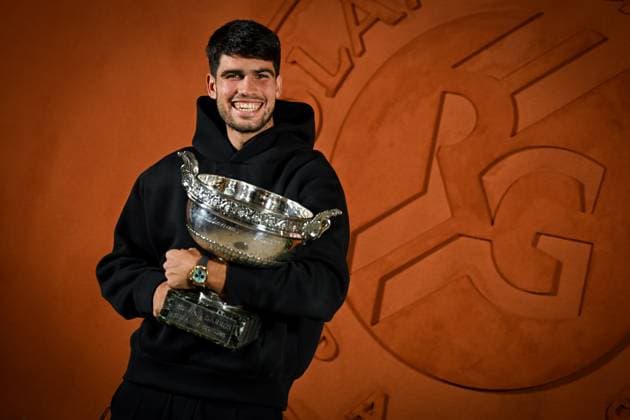 Tennis, French Open Sieger Carlos Alcaraz - Fotoshooting mit Trophäe Roland Garros International. Winner of this tournament for the second year, Carlos Alcaraz poses with the cup Internationaux de Roland Garros. Vainqueur pour la seconde année consécutive, Carlos Alcaraz pose avec la coupe. Internationaux de tennis de Roland-Garros - Finale Messieurs - Carlos Alcaraz 445689 2025-06-08 France Alcaraz, Carlos  Copyright: xLionelxGuericolas MPPx STAR_445689_028
