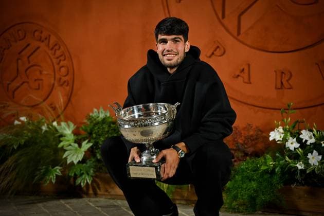 Tennis, French Open Sieger Carlos Alcaraz - Fotoshooting mit Trophäe Roland Garros International. Winner of this tournament for the second year, Carlos Alcaraz poses with the cup Internationaux de Roland Garros. Vainqueur pour la seconde année consécutive, Carlos Alcaraz pose avec la coupe. Internationaux de tennis de Roland-Garros - Finale Messieurs - Carlos Alcaraz 445689 2025-06-08 France Alcaraz, Carlos  Copyright: xLionelxGuericolas MPPx STAR_445689_045